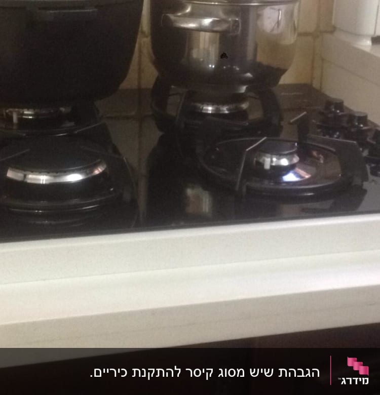 כיריים על משטח שיש במטבח